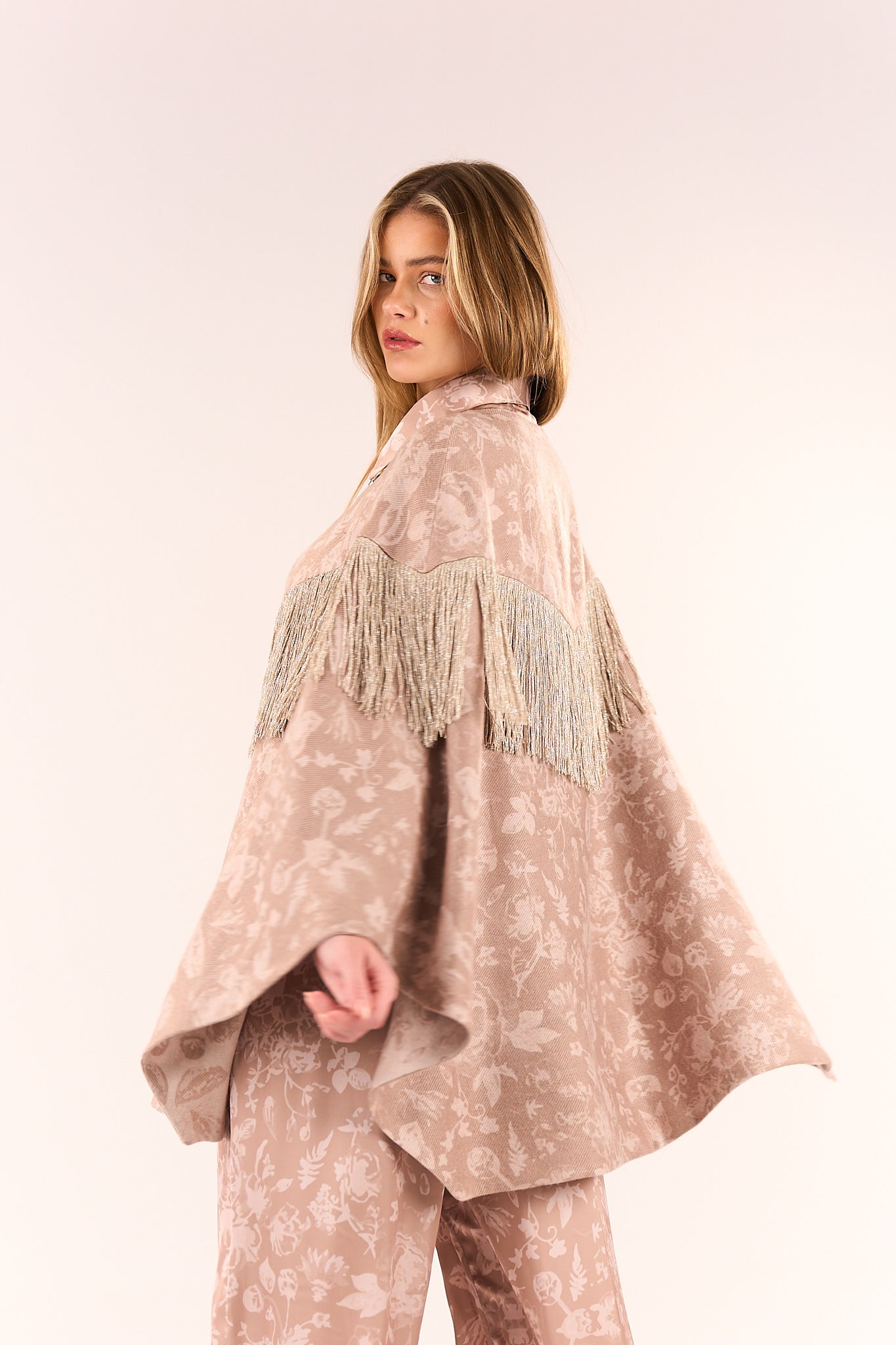 Cape with lurex fringes